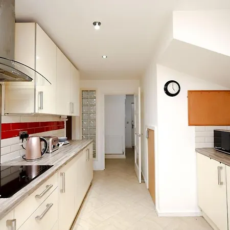 Apartment Cozy Place In Salford, Sleeps 8, 4 Bedroom, 5 Beds *