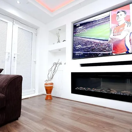 Cozy Place In Salford, Sleeps 8, 4 Bedroom, 5 Beds アパート マンチェスター