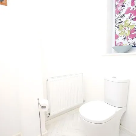 公寓 Cozy Place In Salford, Sleeps 8, 4 Bedroom, 5 Beds