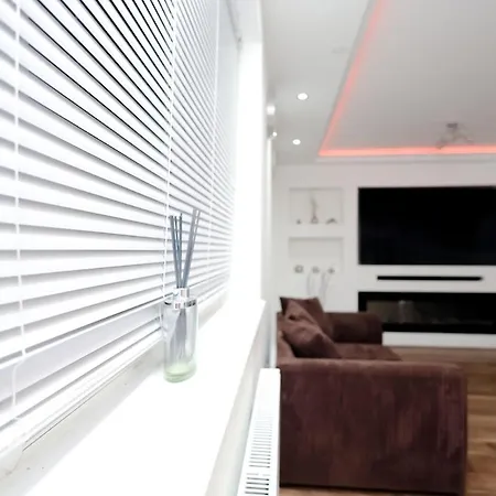 Cozy Place In Salford, Sleeps 8, 4 Bedroom, 5 Beds Apartment *