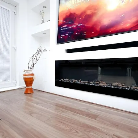Cozy Place In Salford, Sleeps 8, 4 Bedroom, 5 Beds Apartment