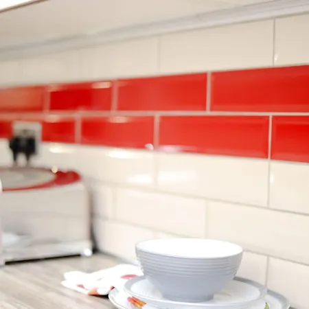 Cozy Place In Salford, Sleeps 8, 4 Bedroom, 5 Beds