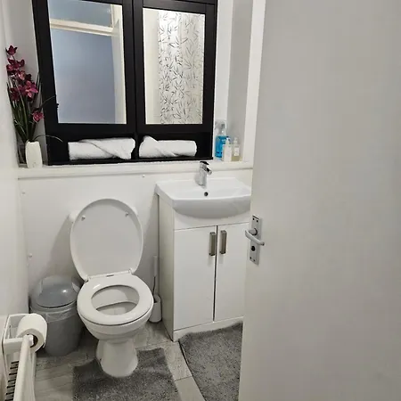 Entire Rental, Easy Reach To Etihad Stadium Apartment