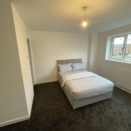 Modern 5 Bedroom House Holiday home