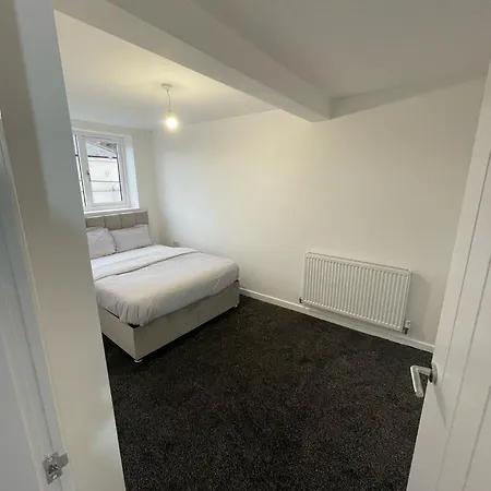 Modern 5 Bedroom House * Manchester