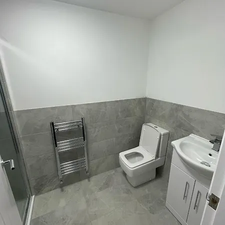 Modern 5 Bedroom House * Manchester