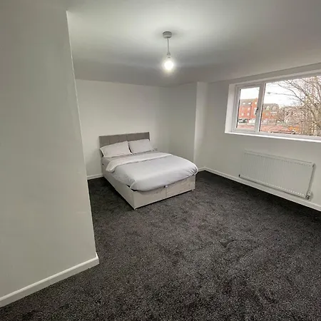 Modern 5 Bedroom House * Manchester