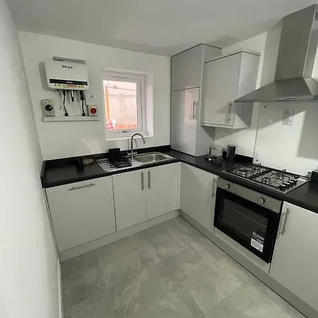 Modern 5 Bedroom House * Manchester