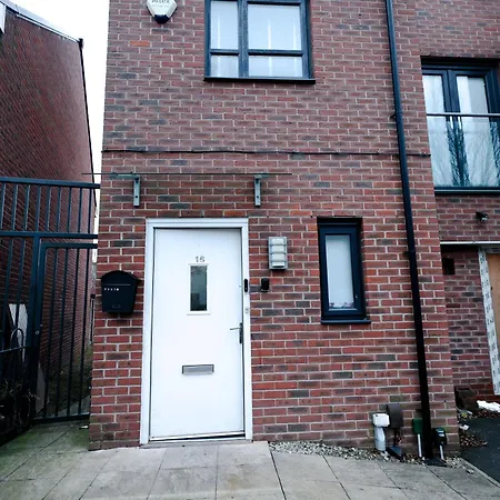 Cozy Place In Salford, Sleeps 8, 4 Bedroom, 5 Beds