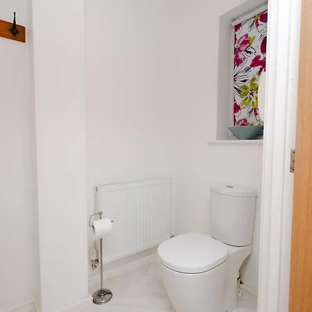 Cozy Place In Salford, Sleeps 8, 4 Bedroom, 5 Beds