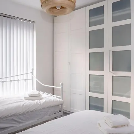 Modern Bright In Salford With Private Parking *