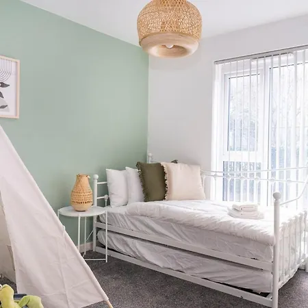 Modern Bright In Salford With Private Parking