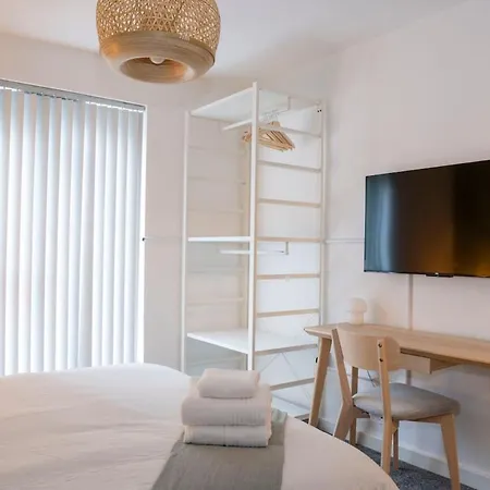 Modern Bright In Salford With Private Parking Apartment
