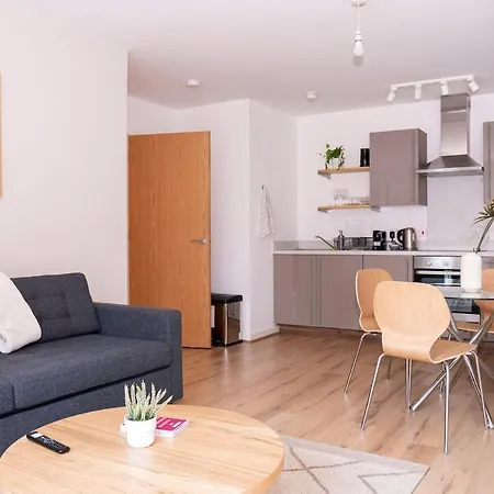 Modern Bright In Salford With Private Parking Apartment