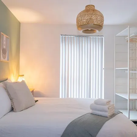 Modern Bright In Salford With Private Parking Manchester