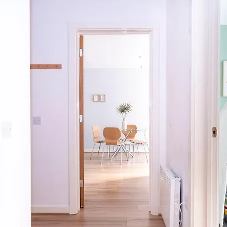 Modern Bright In Salford With Private Parking *