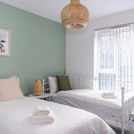 Modern Bright In Salford With Private Parking