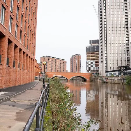 Modern Bright In Salford With Private Parking Apartment *
