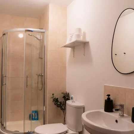 Modern Bright In Salford With Private Parking Manchester
