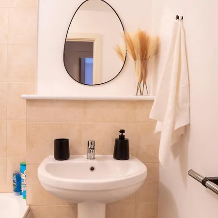 Apartment Modern Bright In Salford With Private Parking *
