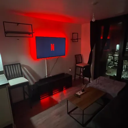 Luxury 1 Bedroom Apartment, Center With Balcony