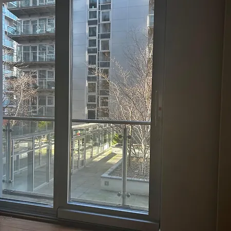 1 Bed Flat - Sleeps 2 - Garden - Parking Manchester