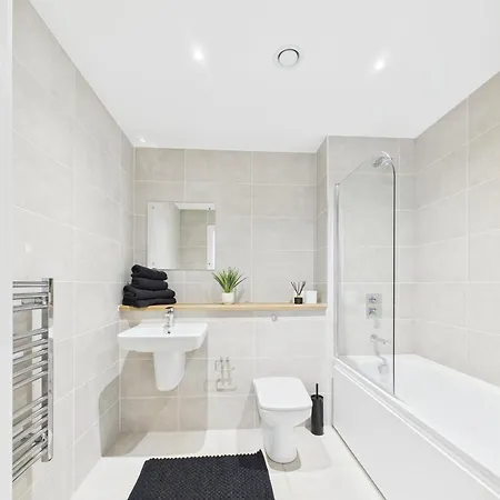 Cosy 2br In Media Apartment *