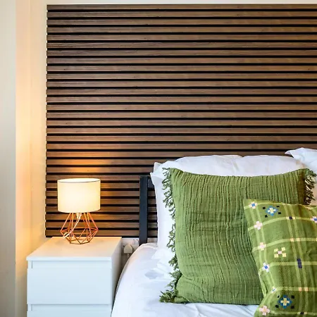 Modern 2 Bedroom By Paul & Malin Short Lets & Serviced Stretford With Free Parking & Gym Access Manchester