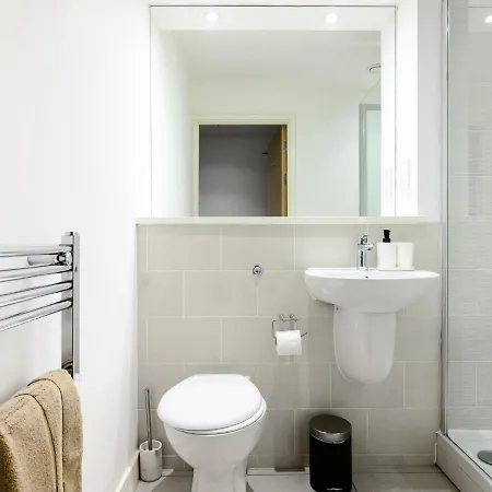 Apartment Vibrant In Salford Quays