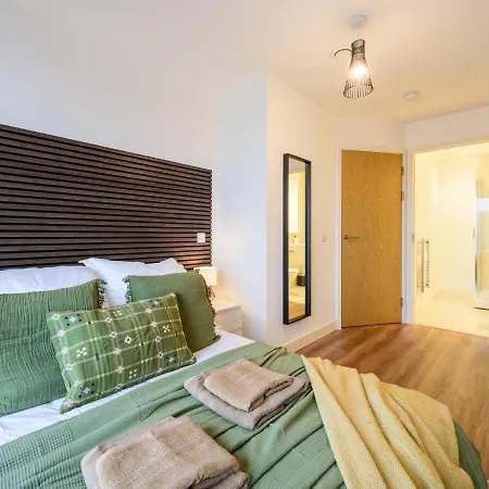 Vibrant In Salford Quays Apartment Manchester