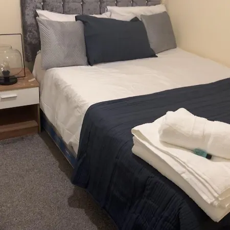 Modern - Views - Parking - Sleeps 3 Apartment Manchester