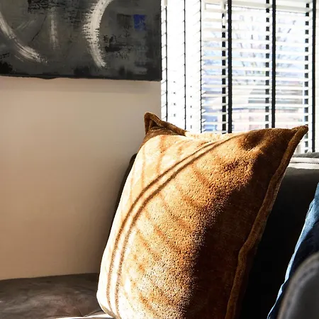 בית נופש Modern, Spacious Near Centre, Workspace & Wifi,