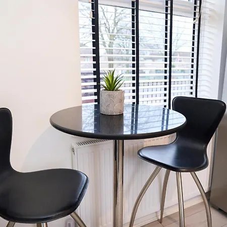 Modern, Spacious Near Centre, Workspace & Wifi, בית נופש