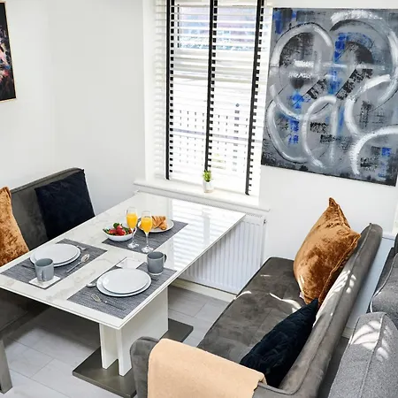 Modern, Spacious Near Centre, Workspace & Wifi, Дом отдыха *