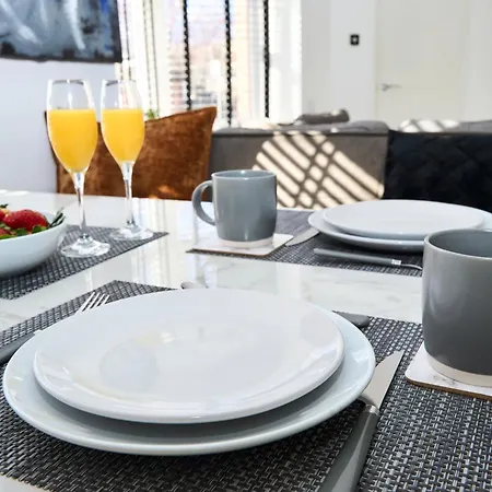 Modern, Spacious Near Centre, Workspace & Wifi, *