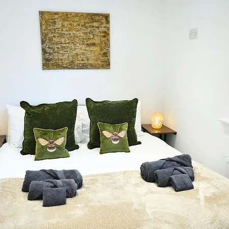 Modern, Spacious Near Centre, Workspace & Wifi, * מנצ'סטר