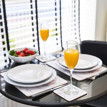 Modern, Spacious Near Centre, Workspace & Wifi, *