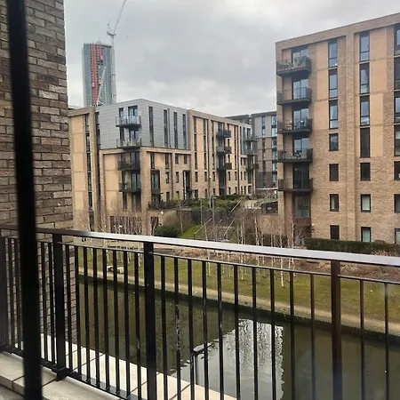Canal-side Luxury 3br House With Secure Free Parking *