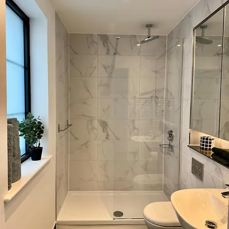 Canal-side Luxury 3br House With Secure Free Parking * Manchester