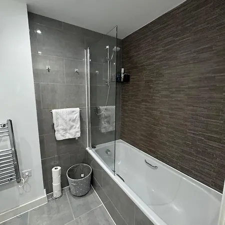 Luxury 1 Bedroom Apartment, Center With Balcony Apartment *
