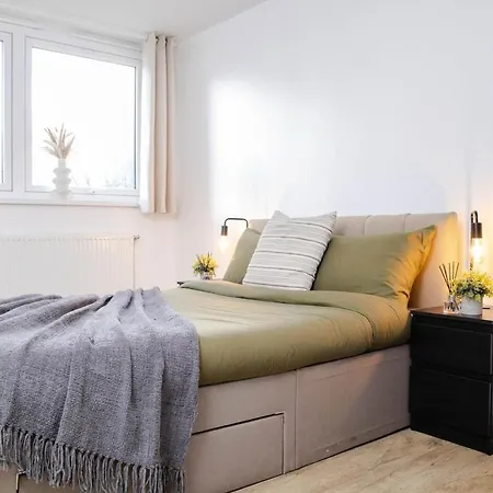 Appartamento Cozy Next To Ao Arena With Free Parking