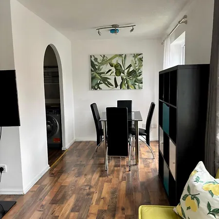 Stylish 2 Bed Centre *