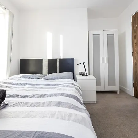 2 Bed Flat In Centre Near Oxford Road O2 Ritz Apartment *