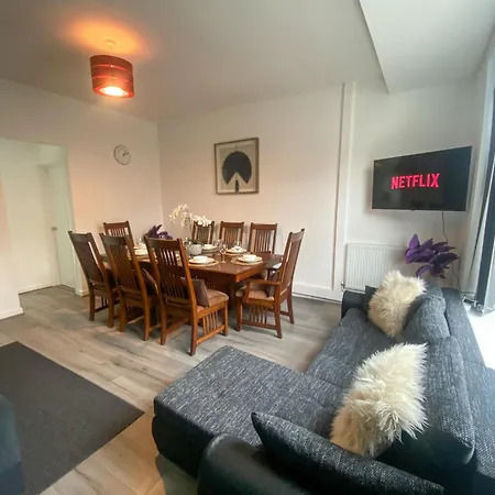 5 Bedroom Luxury Townhouse Near Centre, Sleep 16 * Manchester