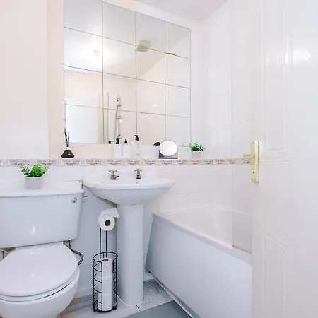 Cozy 3 Bed With Ps4 And Parking By Vista Short Lets Dom wakacyjny Manchester