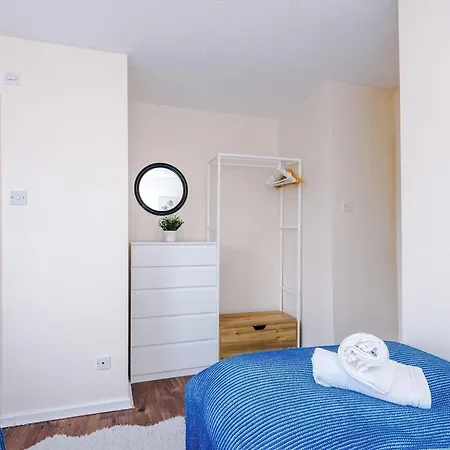 Cozy 3 Bed With Ps4 And Parking By Vista Short Lets Dom wakacyjny Manchester