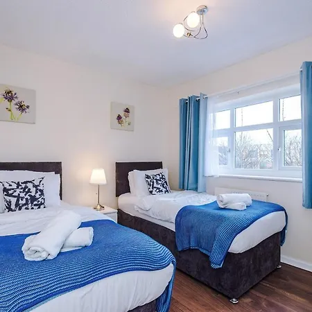 Cozy 3 Bed With Ps4 And Parking By Vista Short Lets 度假居