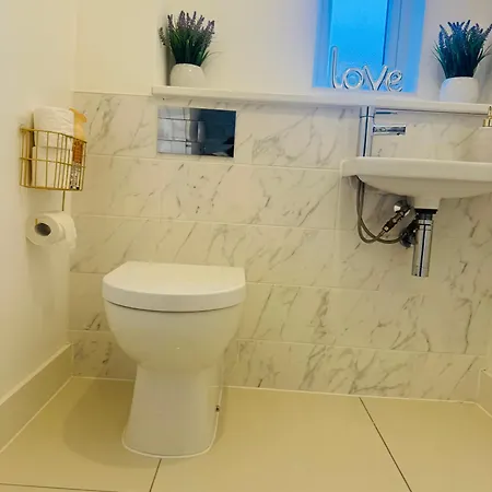 Modern New Built Kingsize Ensuite Kwatera prywatna *
