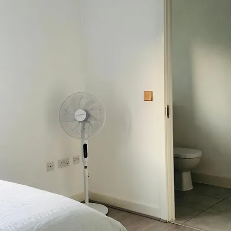 Modern New Built Kingsize Ensuite Kwatera prywatna Manchester