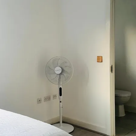 Modern New Built Kingsize Ensuite 民宿 *